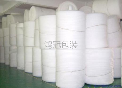 仓库中待用的珍珠棉卷材